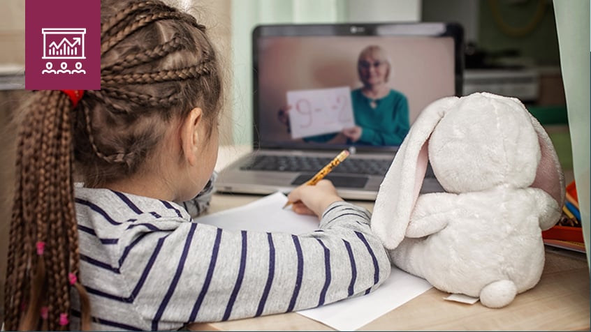 elementary aged girl virtual learning during covid